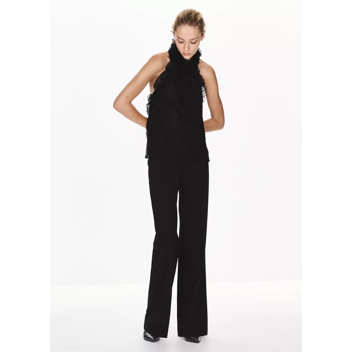 Top à col halter avec volants en dentelle noir, MANGO