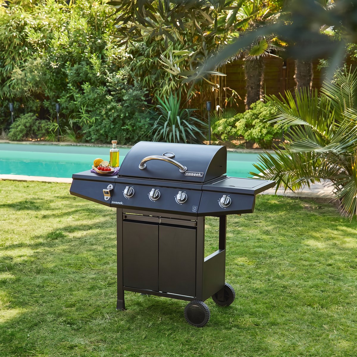 Barbecue gaz 3 brûleurs + 1 feu latéral avec roues, tablettes et thermomètre TREVILLE 3 noir, SWEEEK