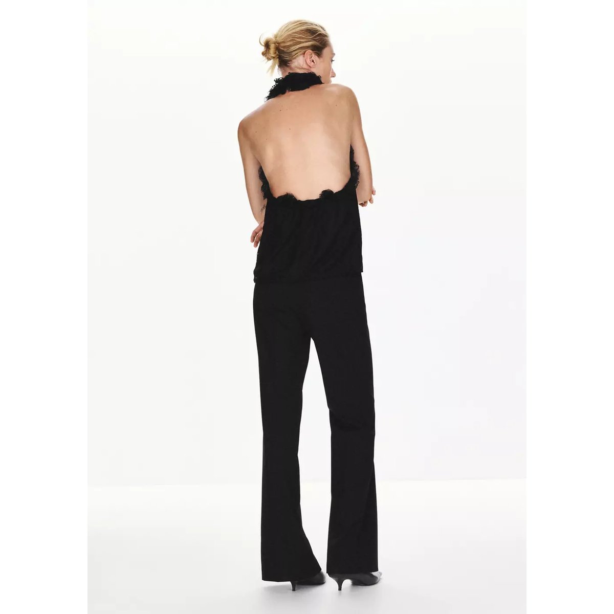 Top à col halter avec volants en dentelle noir, MANGO