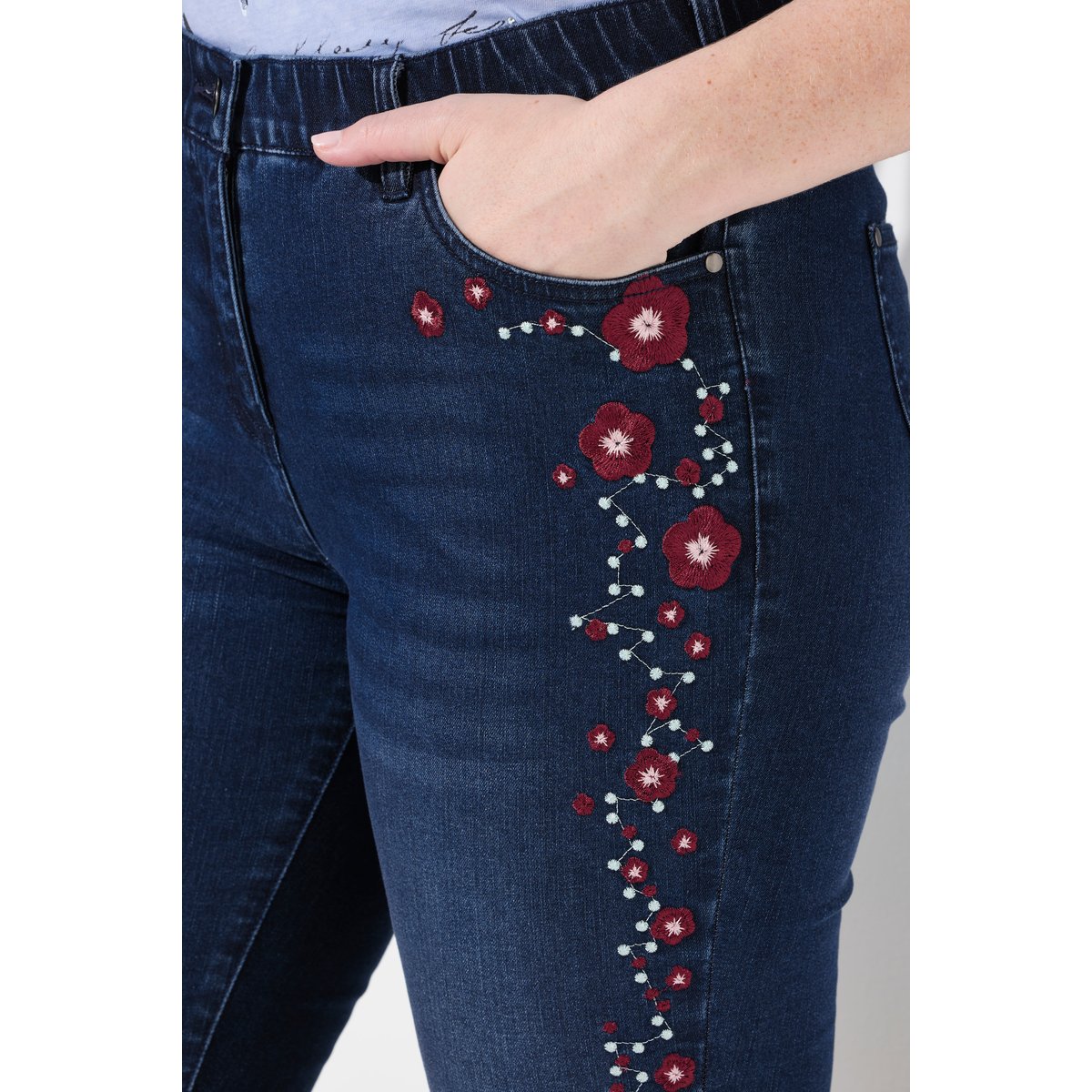 Corsaire en jean Sarah. Broderies florales bleu jean, ULLA POPKEN