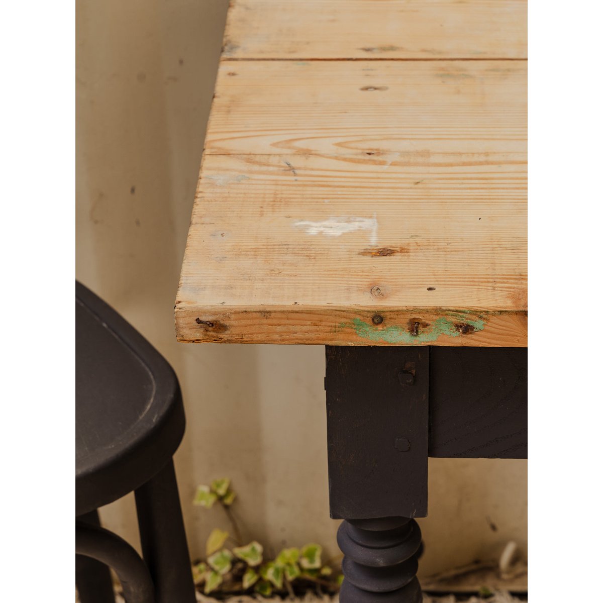 Bureau en bois noir Edouard N°1054 - Bon état bois clair, DEBONGOUT