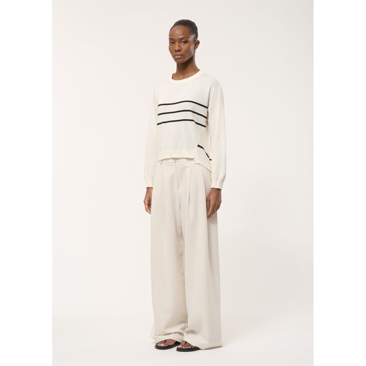 Pull asymétrique en maille fine rayée off white/noir, HUMILITY