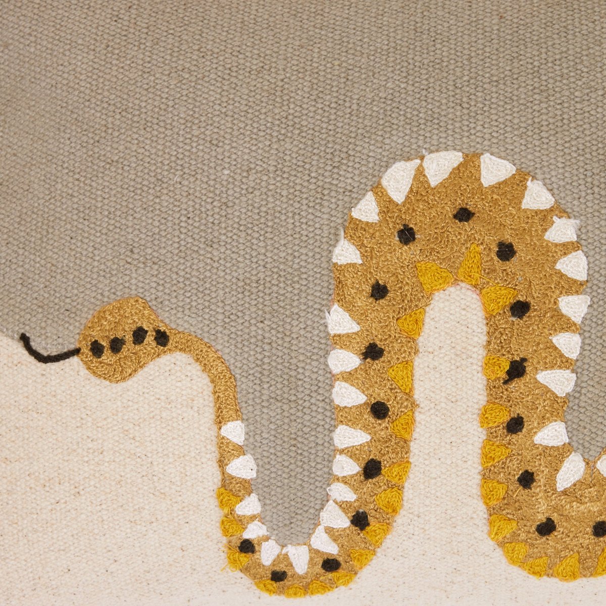 Housse De Coussin en Coton rebrodé d'un serpent en chaînette TEOTI naturel et python doré, MADURA
