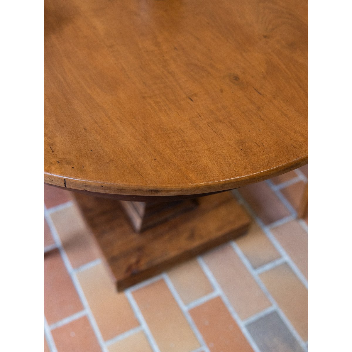 Mposante table à manger Romy N°1465 - Bon état marron, DEBONGOUT
