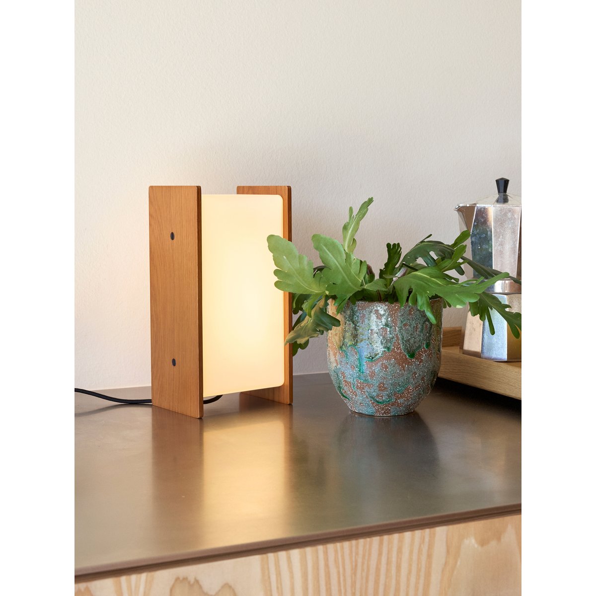 Lampe de table Oak wood Opal glass SABI bois de chêne, HUBSCH