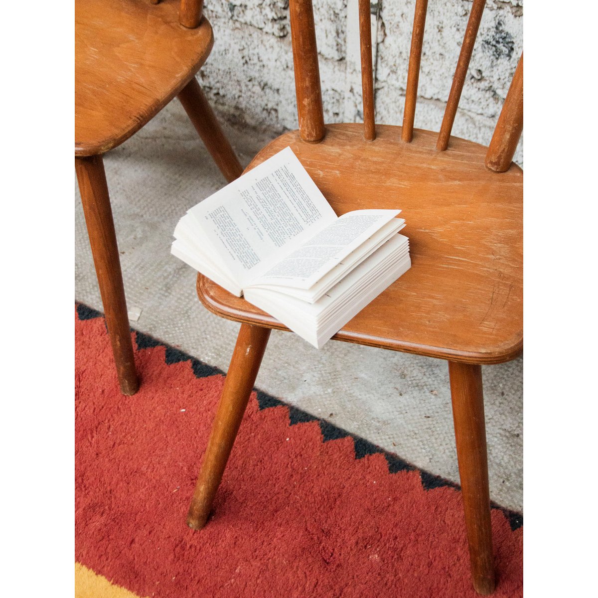 Paire de chaises en bois Alma N°729 - Bon état bois, DEBONGOUT