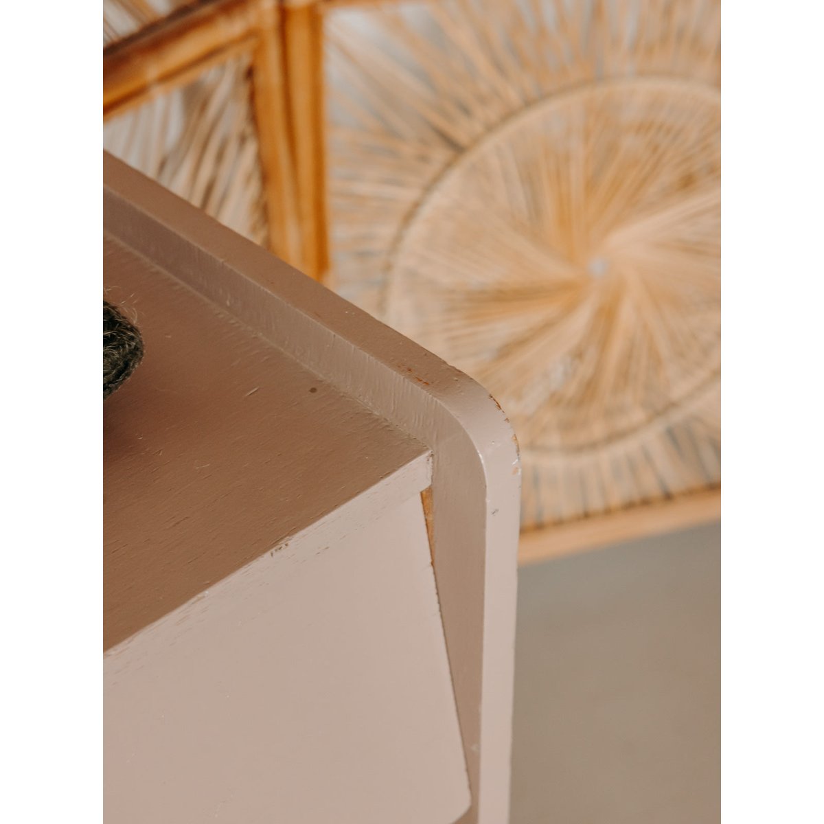 Commode au bois teint en mauve Olga N°1106 - Bon état violet, DEBONGOUT