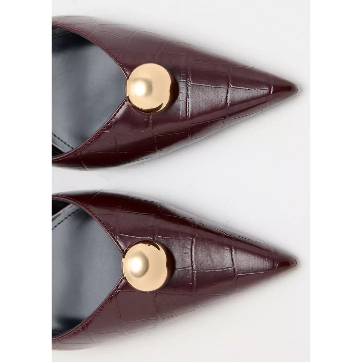 Chaussures à talon avec détail de perle métallique bordeaux, MANGO