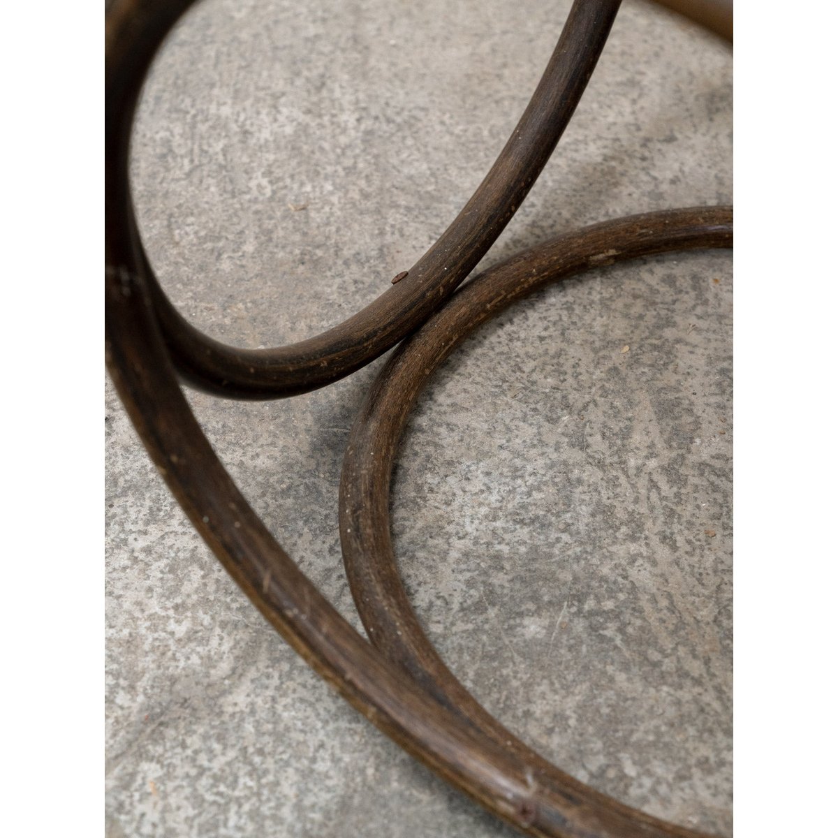 Table d'appoint en bois et cannage Francine N°1060 - Bon état bois foncé, DEBONGOUT