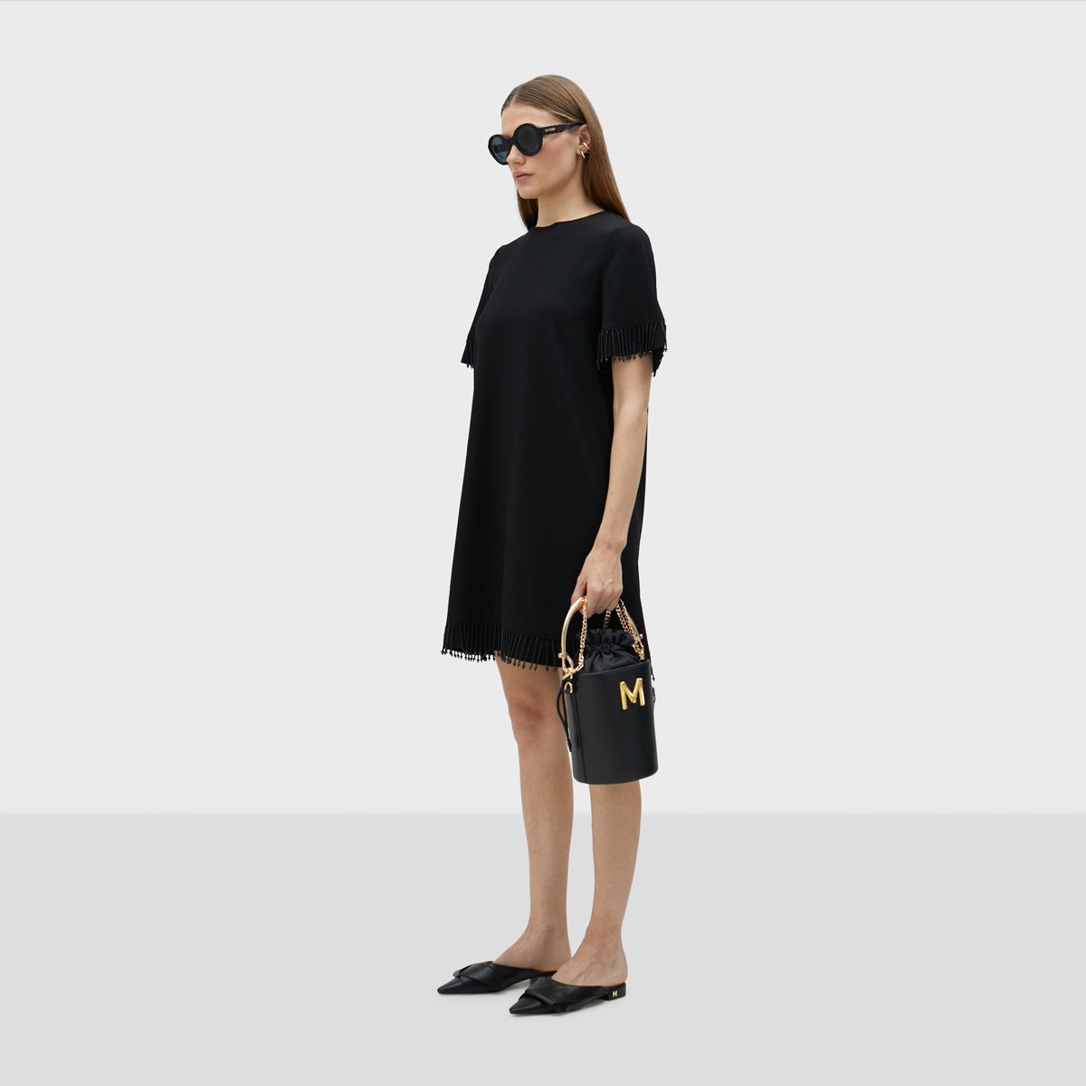 Robe courte avec franges en strass sur les manches et le bas noir, LOLA CASADEMUNT