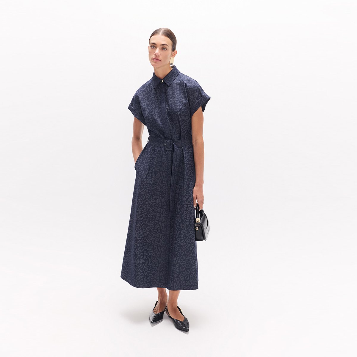 Robe longue en denim imprimé léopard jacquard à ceinture bleu marine, LOLA CASADEMUNT