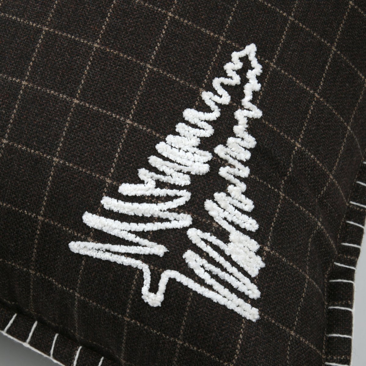 Coussin décoratif carré à carreaux et motif sapin marron brun, LOVELY CASA