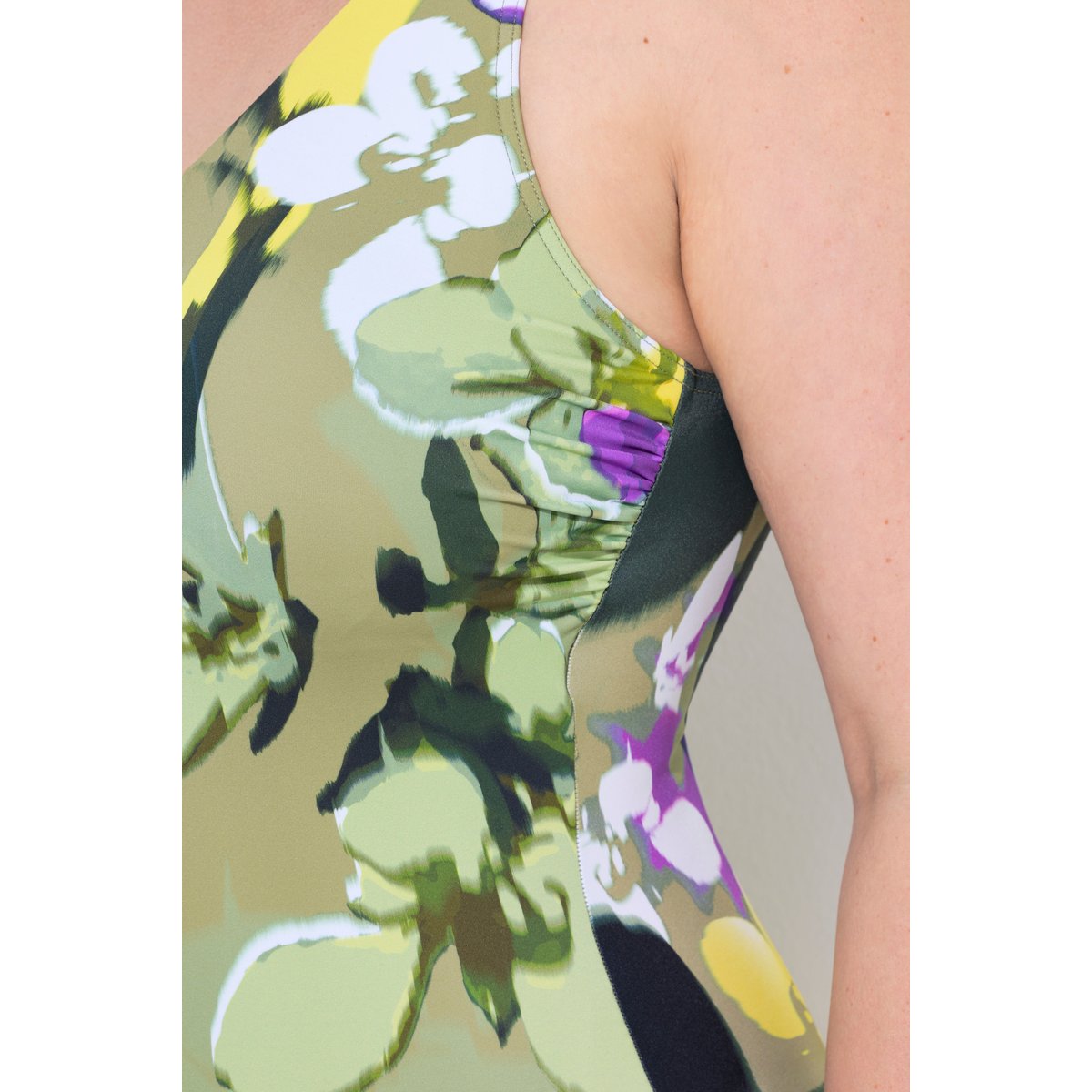 Maillot de bain à bonnets souples. Motif vert mousse, ULLA POPKEN