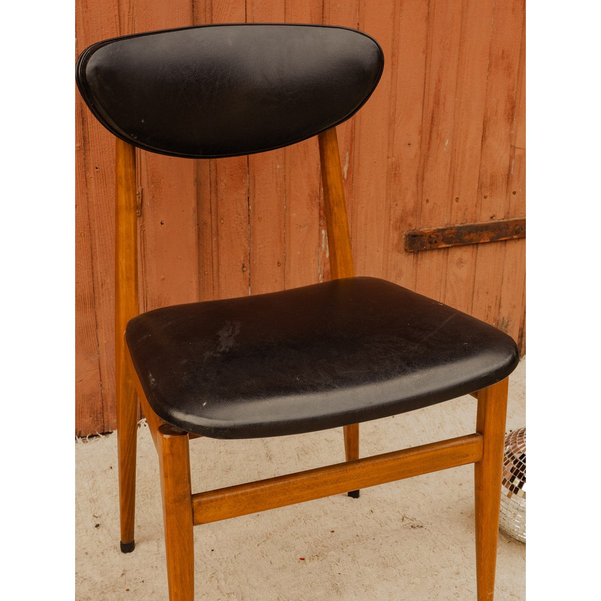 Chaise en bois et cuir noir Alma N°2076 - Bon état bois foncé, DEBONGOUT