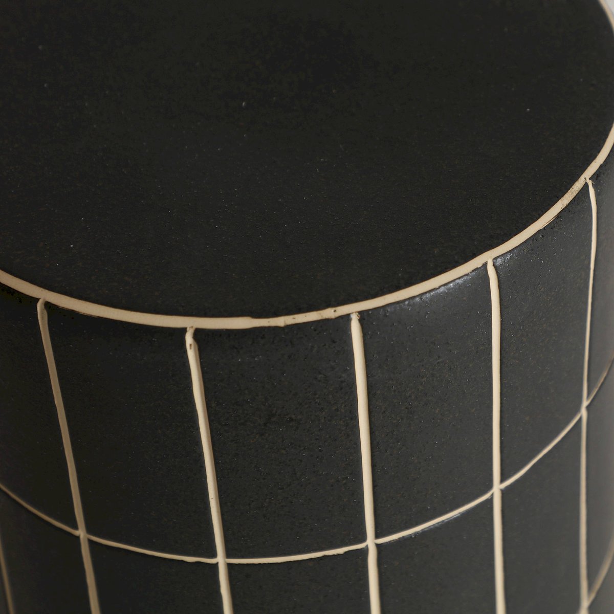 Bout de canapé cylindrique céramique tank noir mat avec lignes contrastées, RECOLLECTION