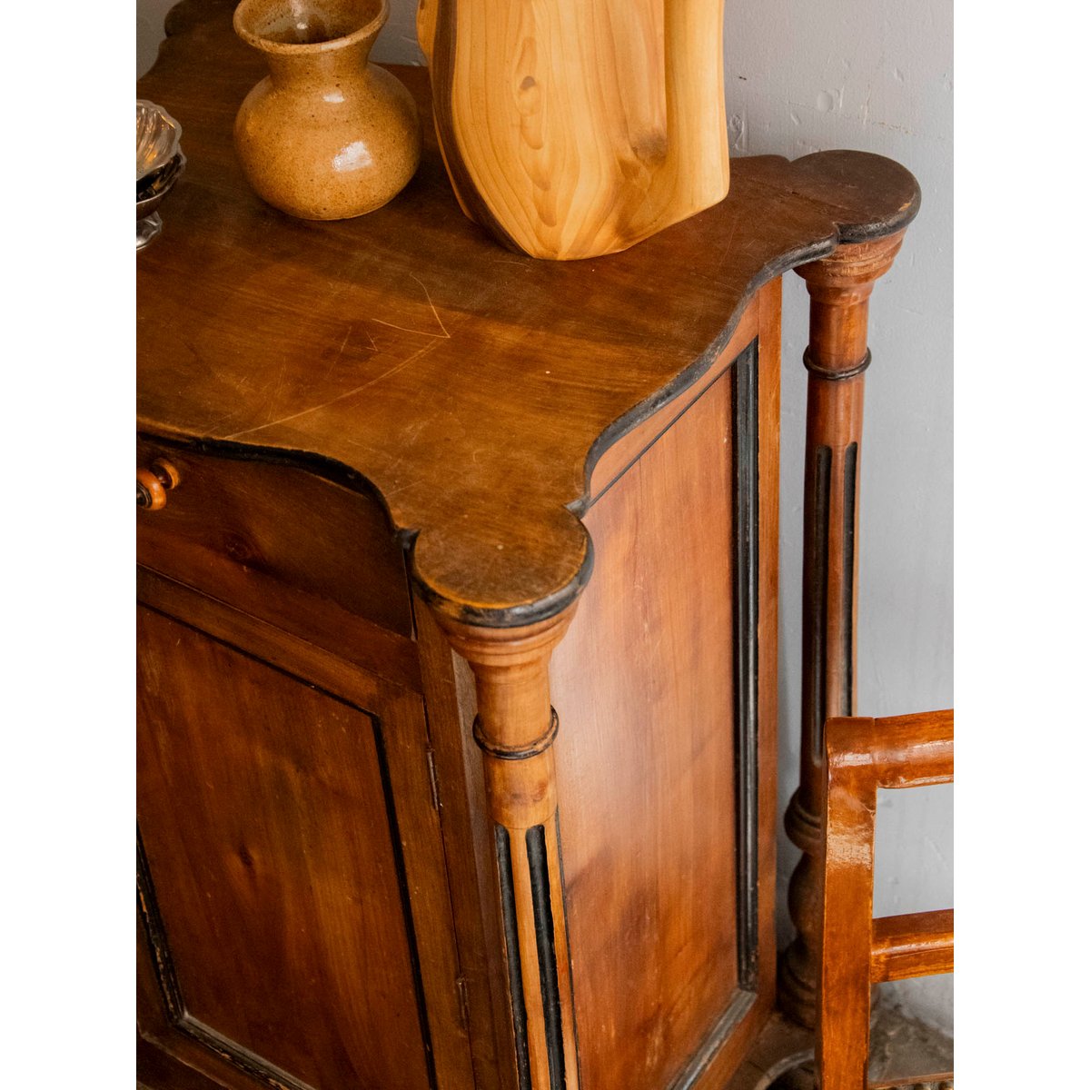 Armoire en bois aux pieds sculptés Magda N°727 - Bon état bois foncé, DEBONGOUT
