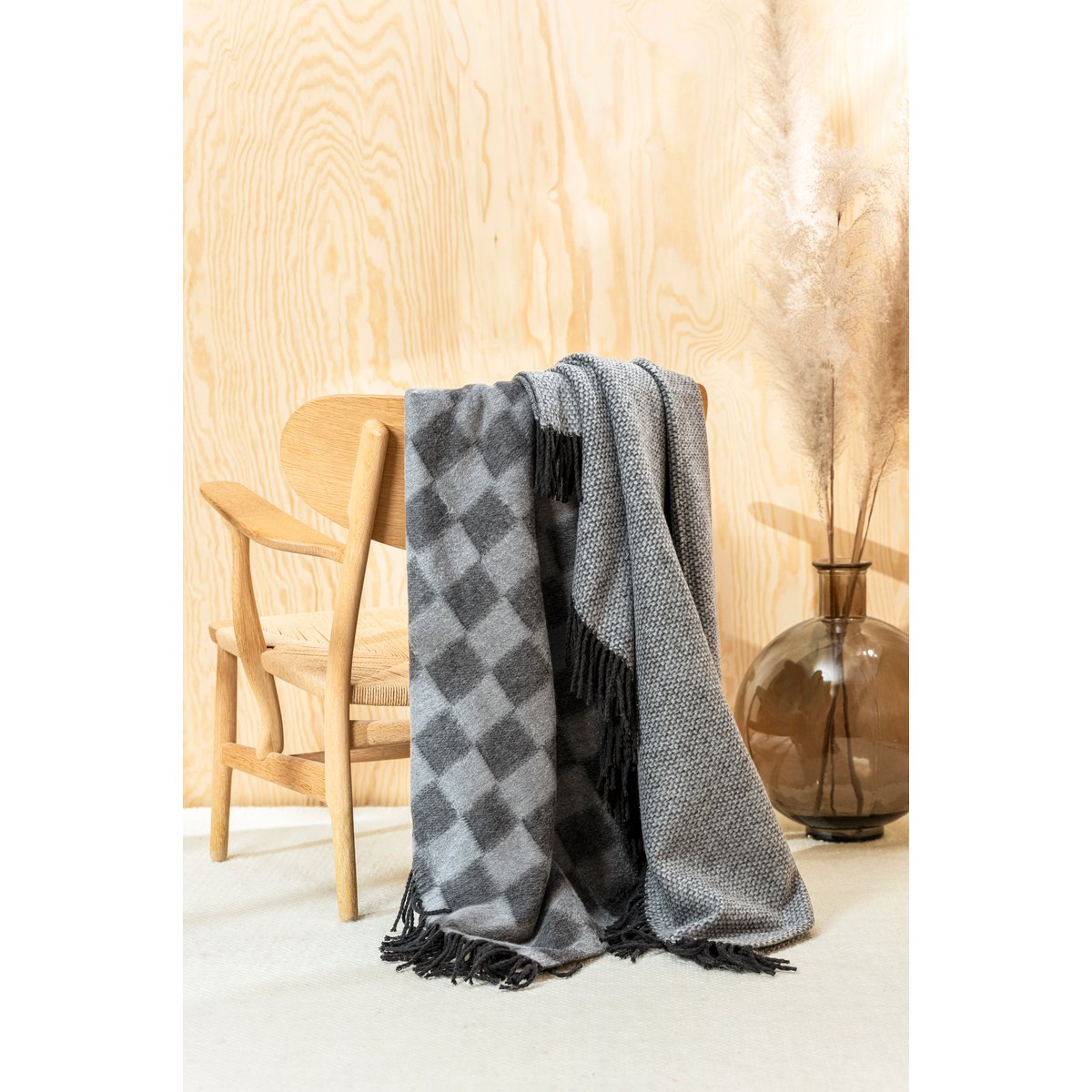 Plaid à damier et franges en coton et polyester recyclés VARIA gris, anthracite et noir, MAGMA HEIMTEX
