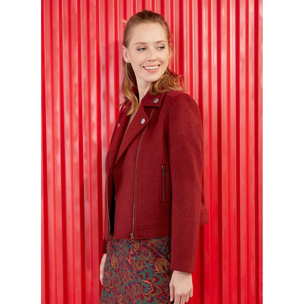 Veste perfecto motif MAJDI rouge ruby, LA FIANCÉE