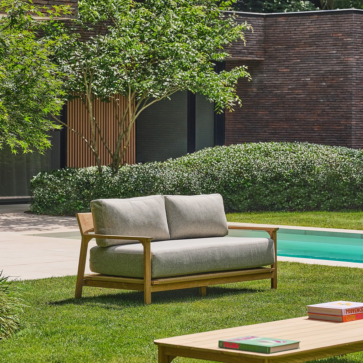 Canapé de jardin en teck avec coussins gris chiné 2 personnes PIANA gris_chine, BERAH GETAH