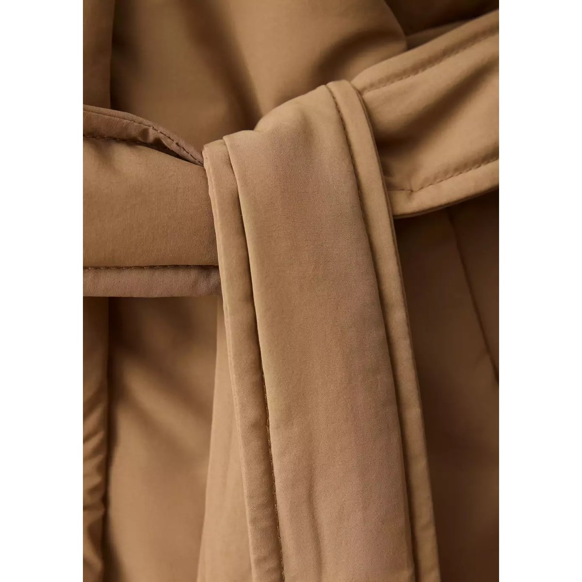 Anorak matelassé avec ceinture marron moyen, MANGO