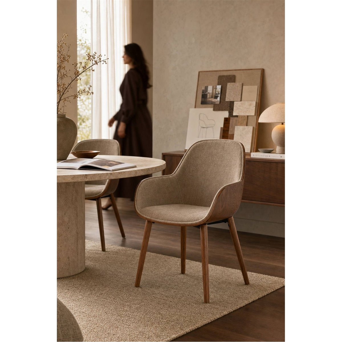 Chaise vintage enveloppante avec accoudoirs noyer et brun clair, RECOLLECTION