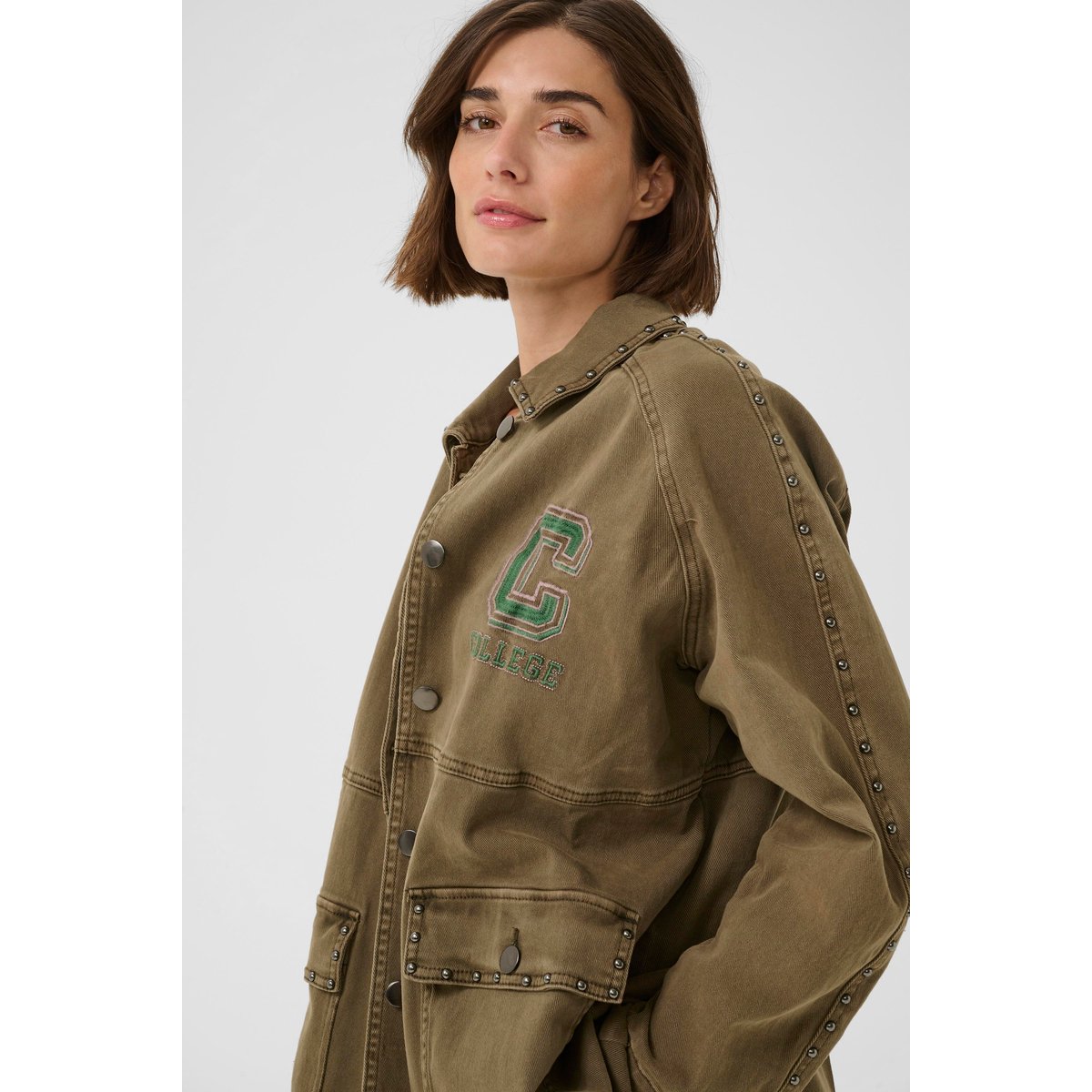 Manteau marron cub, CULTURE