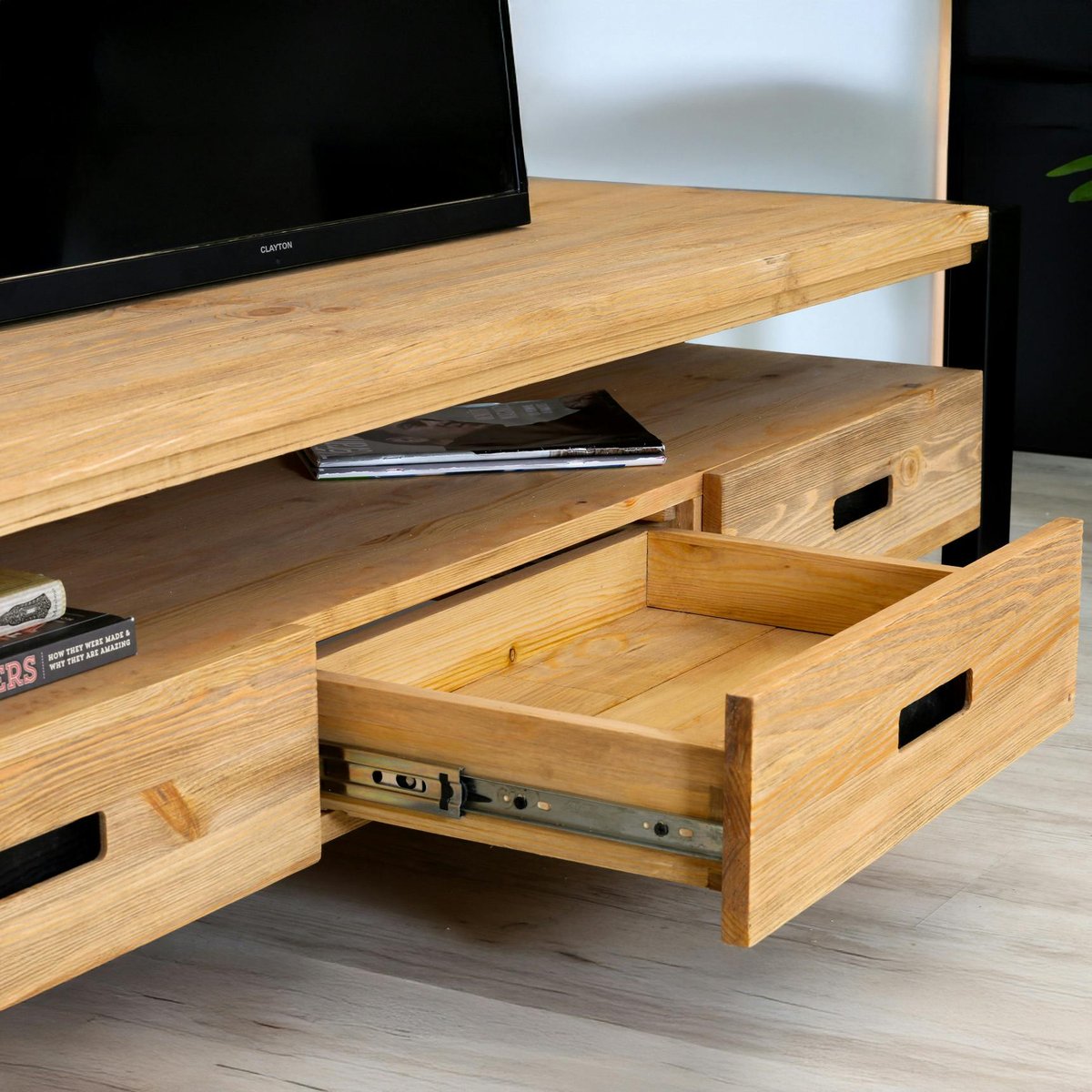 Meuble TV 180cm pin massif et métal 3 tiroirs style industriel LOUNDGE bois naturel, PIER IMPORT