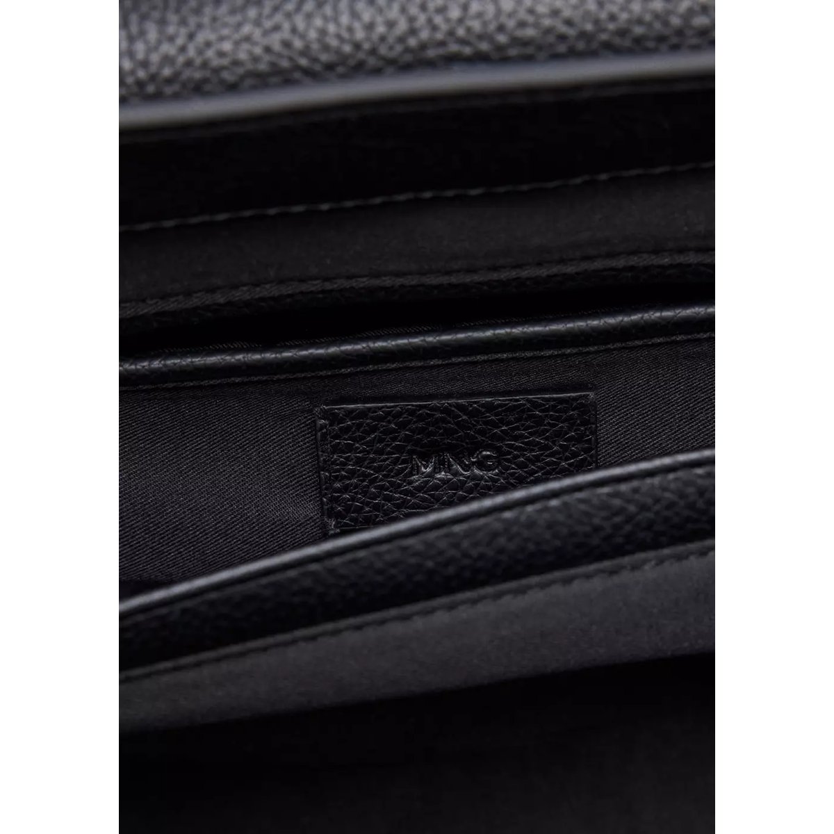 Sac bandoulière effet cuir avec détail charm noir, MANGO