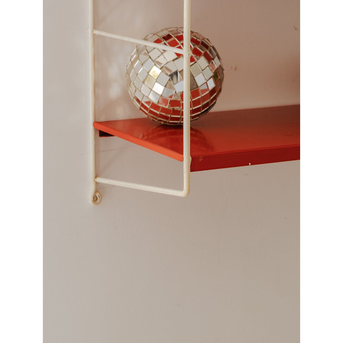 Étagère murale en métal laqué Isabelle N°275 - Bon état orange, DEBONGOUT