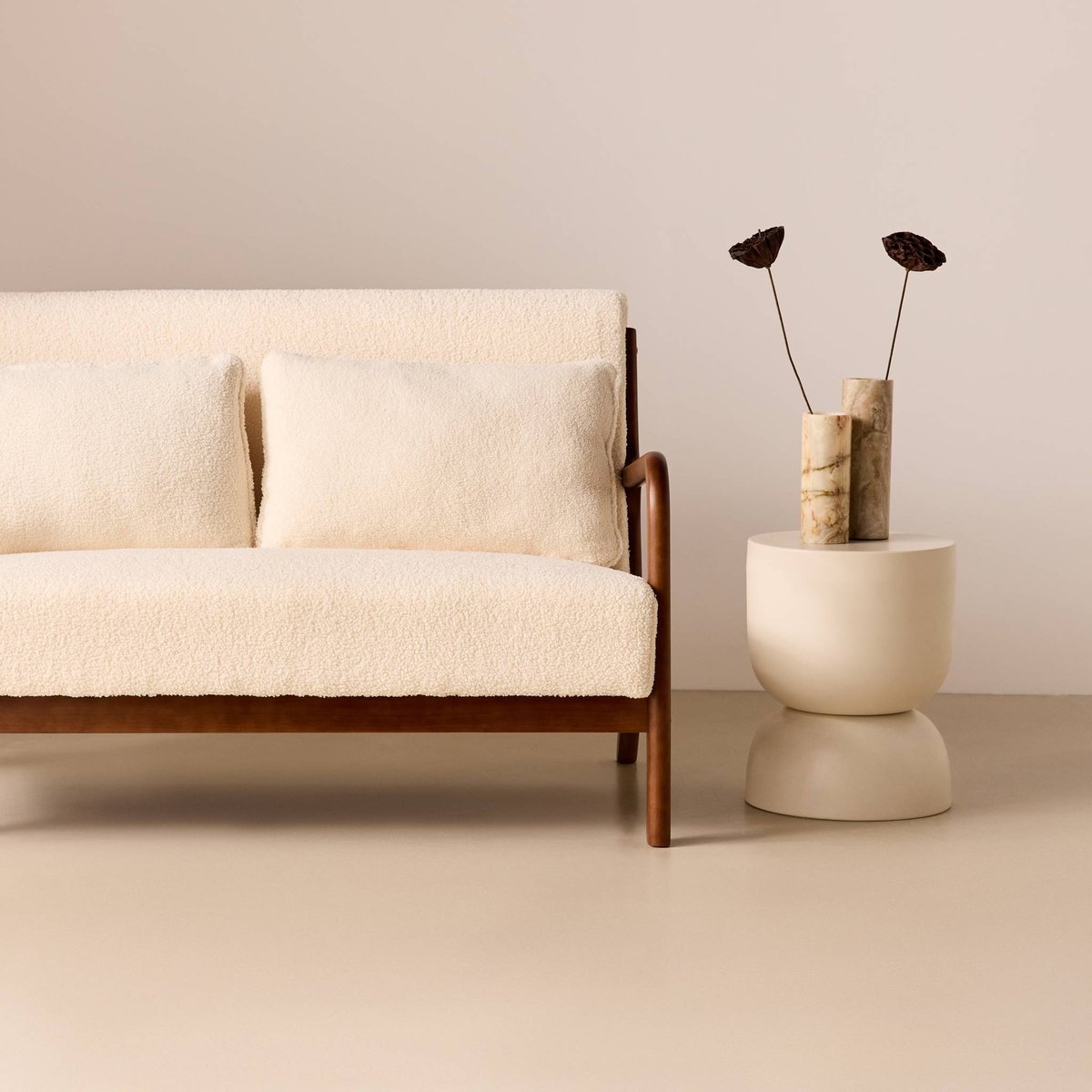 Banquette scandinave 2 places bois d'hévéa teinté noyer clair et bouclette LORENS crème, SWEEEK