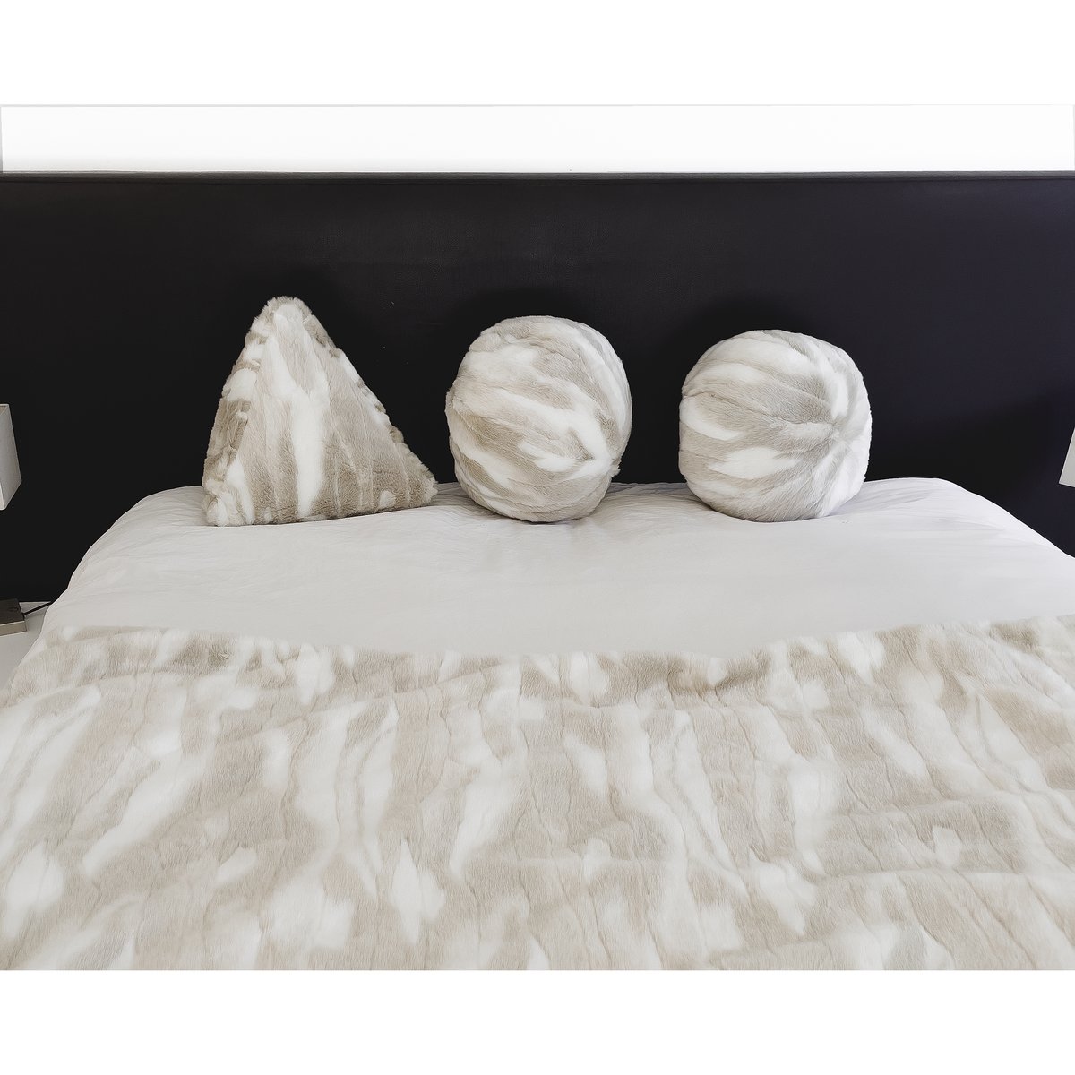 Coussin pyramide imitation fourrure beige, MX HOME