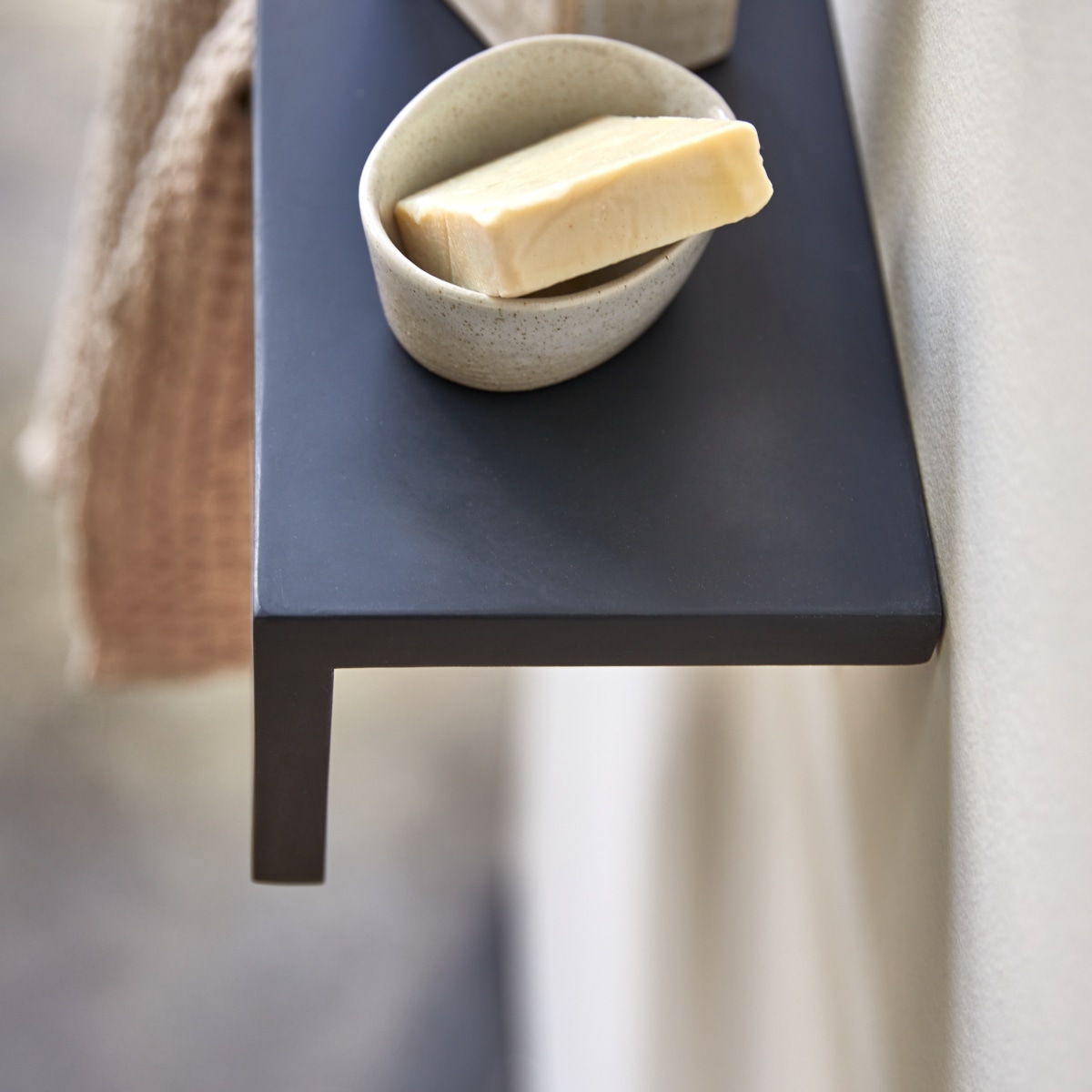 Porte-serviette en Terrazzo, CLEA noir, TIKAMOON