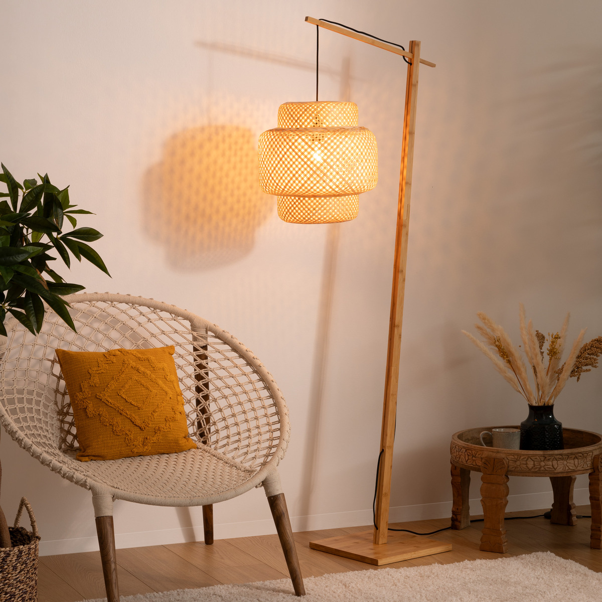 Lampadaire en bambou abat-jour tressé LIBY beige, ATMOSPHERA