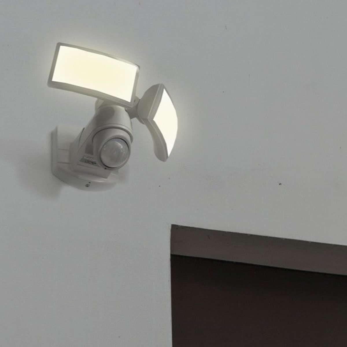 Double projecteur mural sur secteur blanc deux têtes orientables avec détecteur de mouvement ARC LED blanc froid H15,6cm white, LUMISKY