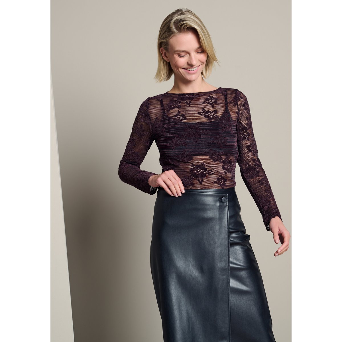T-shirt col montant en dentelle aubergine, LOLALIZA