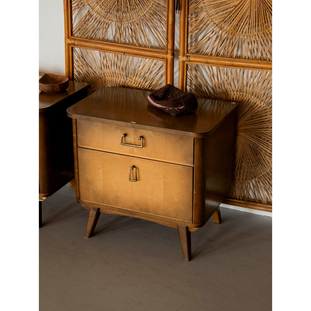Paire de tables de chevet mid-century Maïa N°1582 - Bon état bois clair, DEBONGOUT