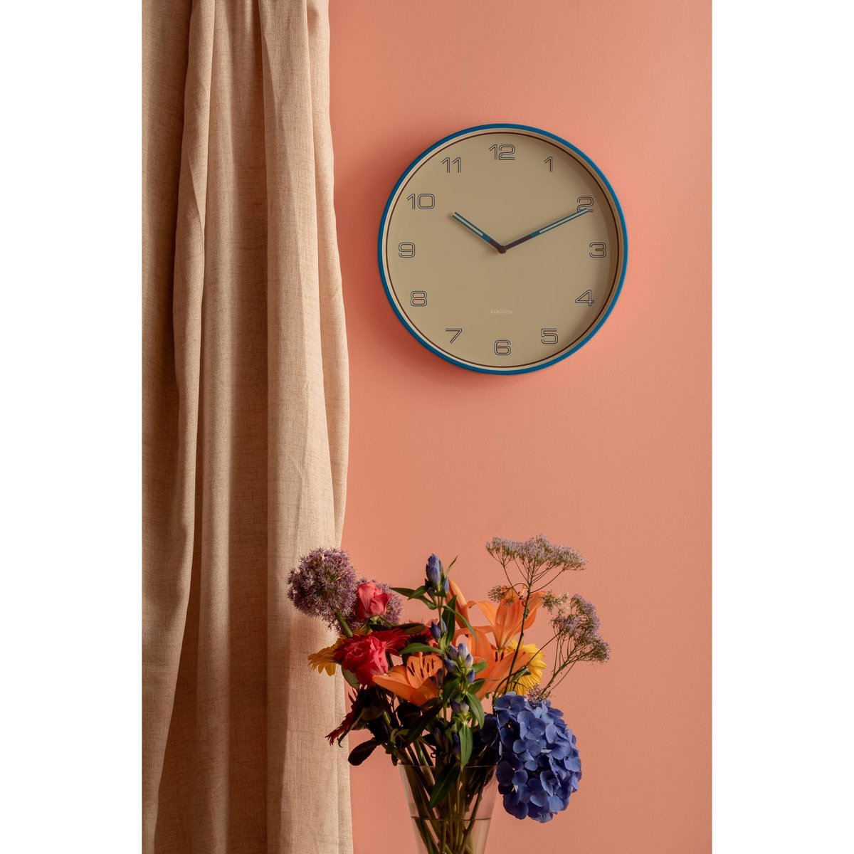 Horloge Murale Le fer LINED NUMBERS bleu vif, KARLSSON