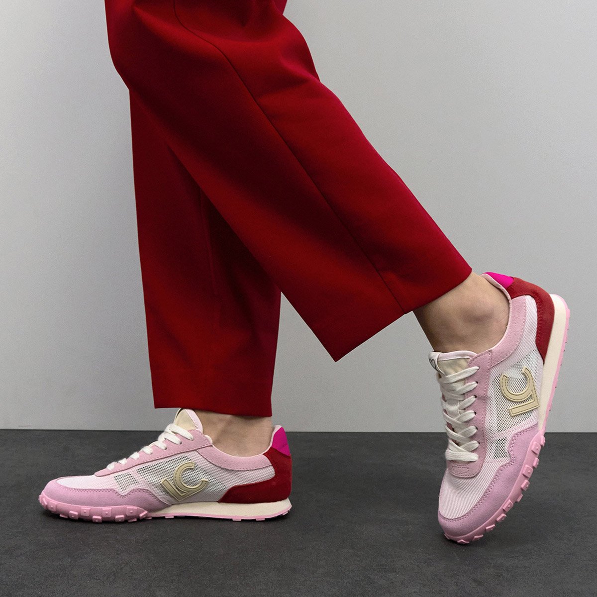Baskets à semelle crantée et empiècements contrastés rose clair, LOLA CASADEMUNT