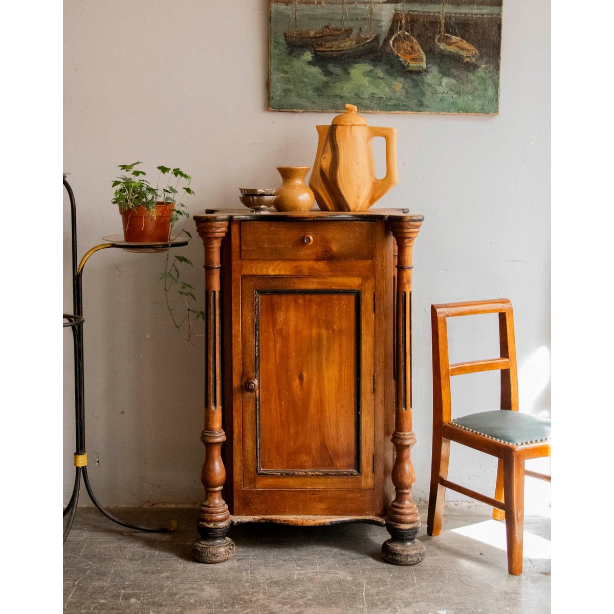 Armoire en bois aux pieds sculptés Magda N°727 - Bon état bois foncé, DEBONGOUT
