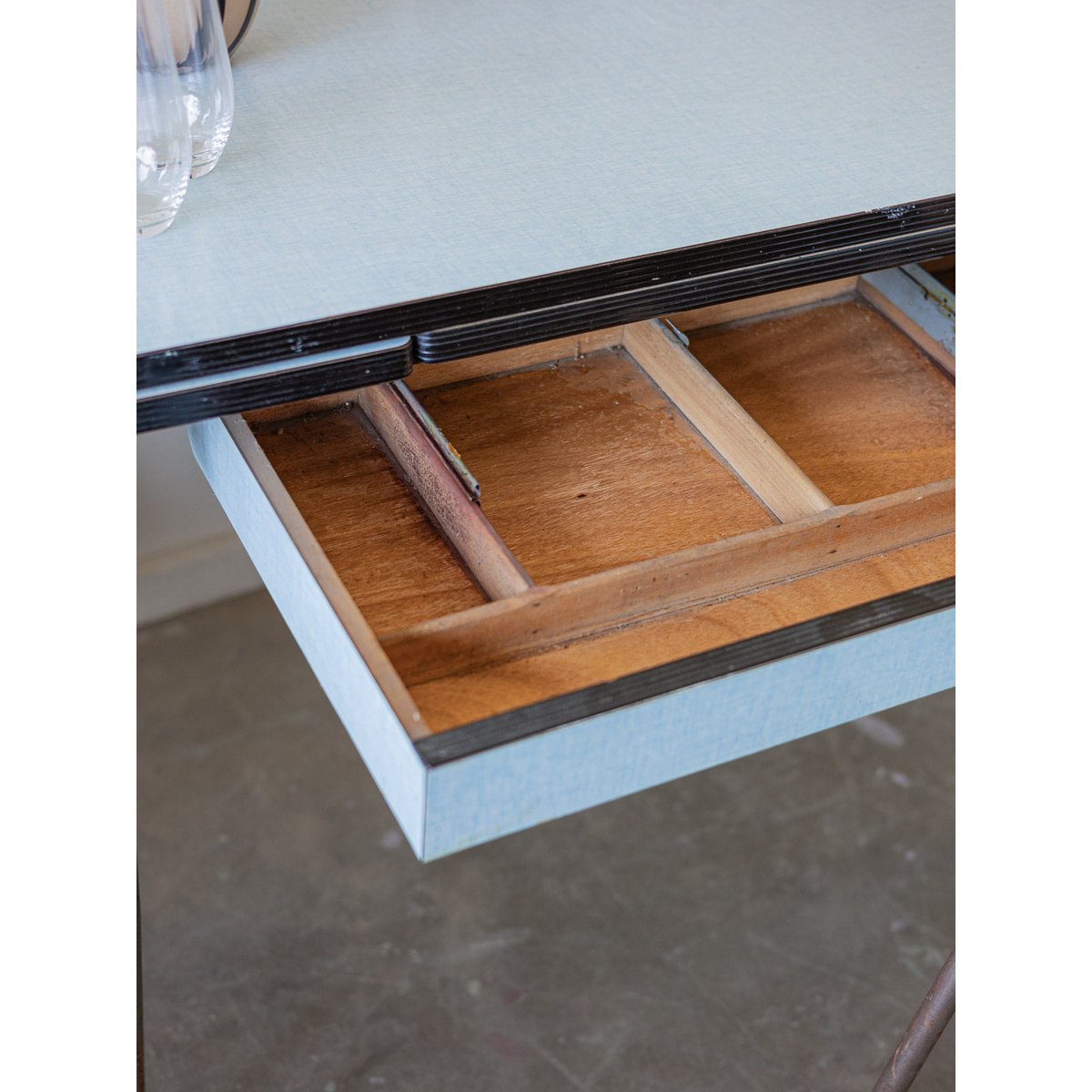 Table à manger en formica Karla N°1272 - Bon état bleu clair, DEBONGOUT
