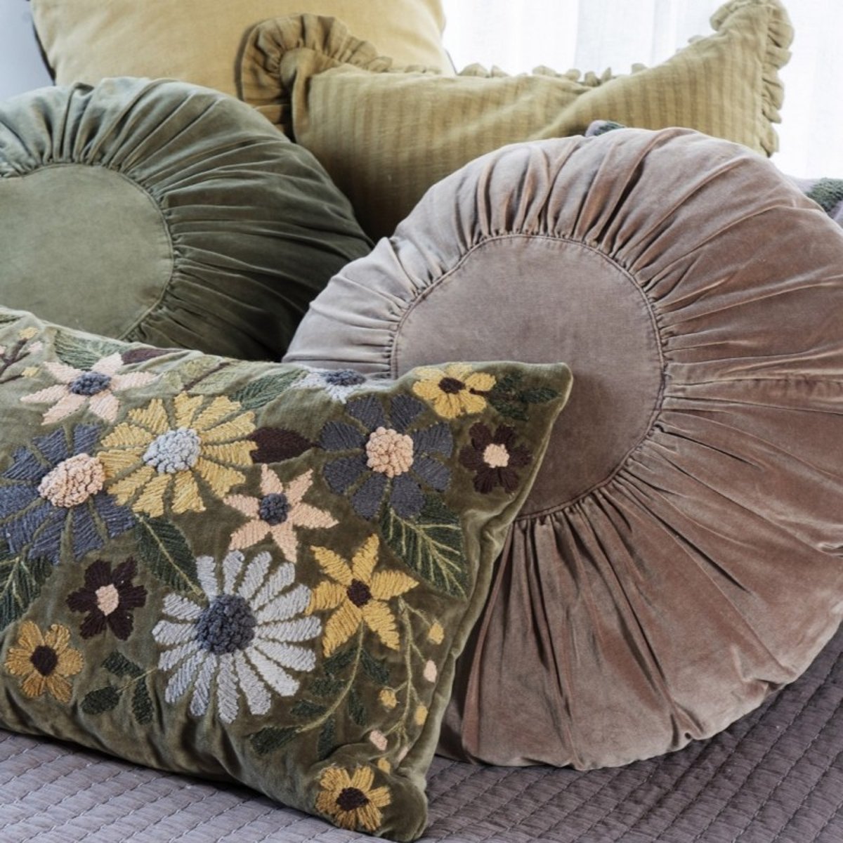 Coussin rond velours plissé beige, MADAM STOLTZ