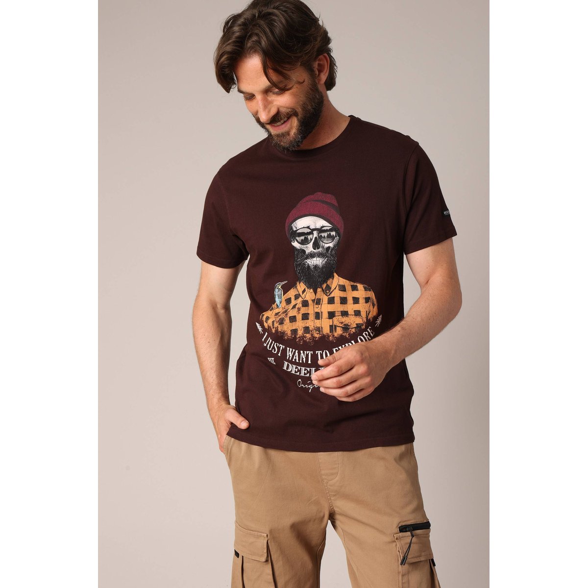 T-shirt en coton avec imprimé hipster barbu et le message « je veux juste explorer ». TELLSON walnut, DEELUXE