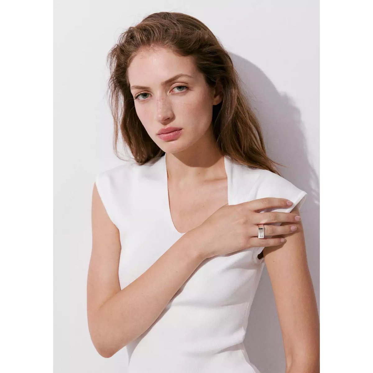 Top en maille fine avec col en V blanc, MANGO