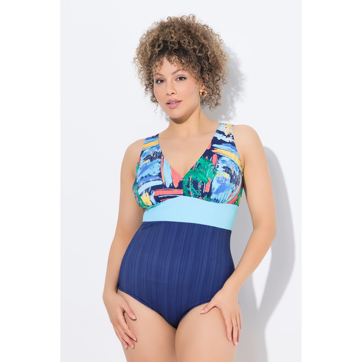 Maillot de bain à bonnets souples. Décolleté marine, ULLA POPKEN