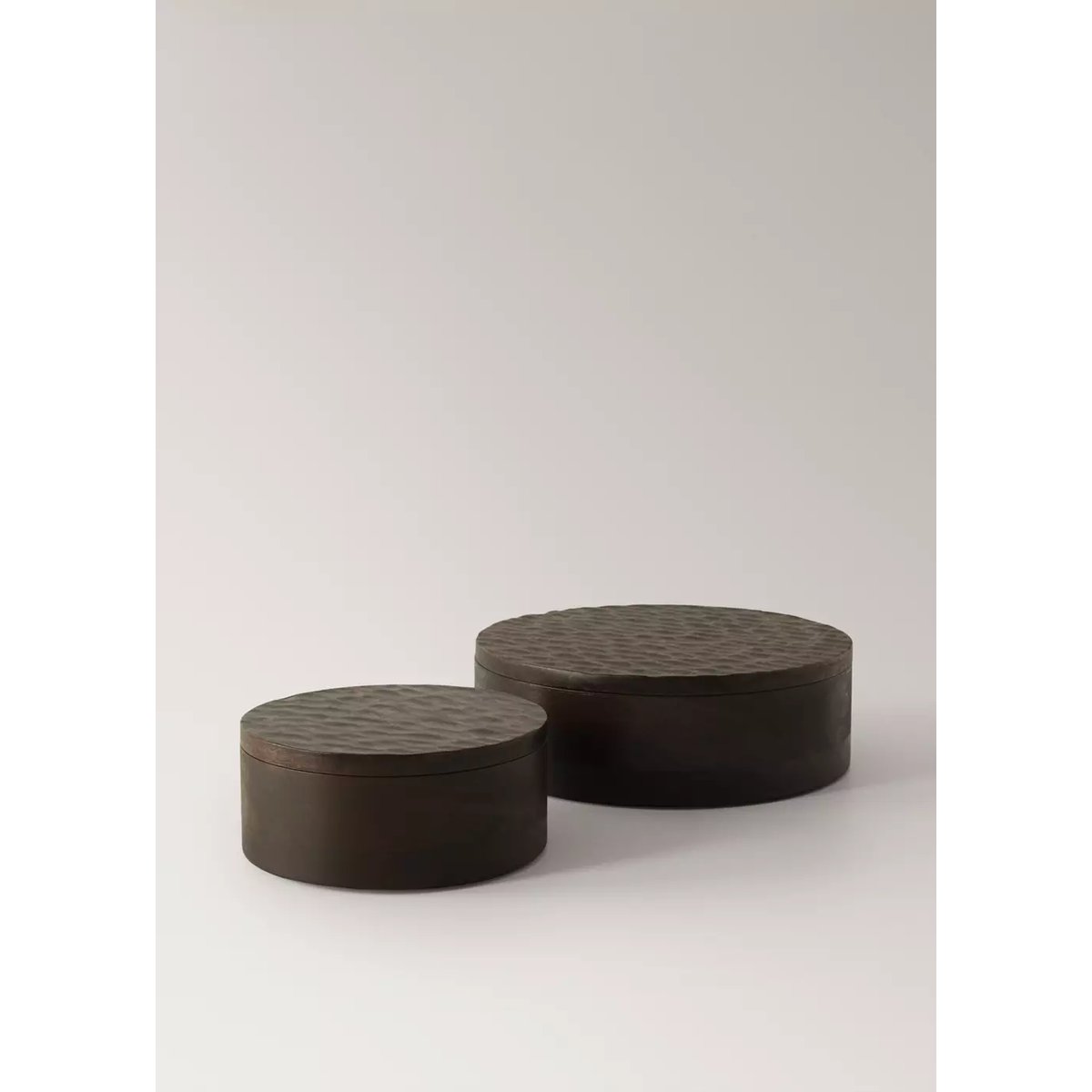 Petite boîte ronde en bois sculpté chocolat, MANGO HOME