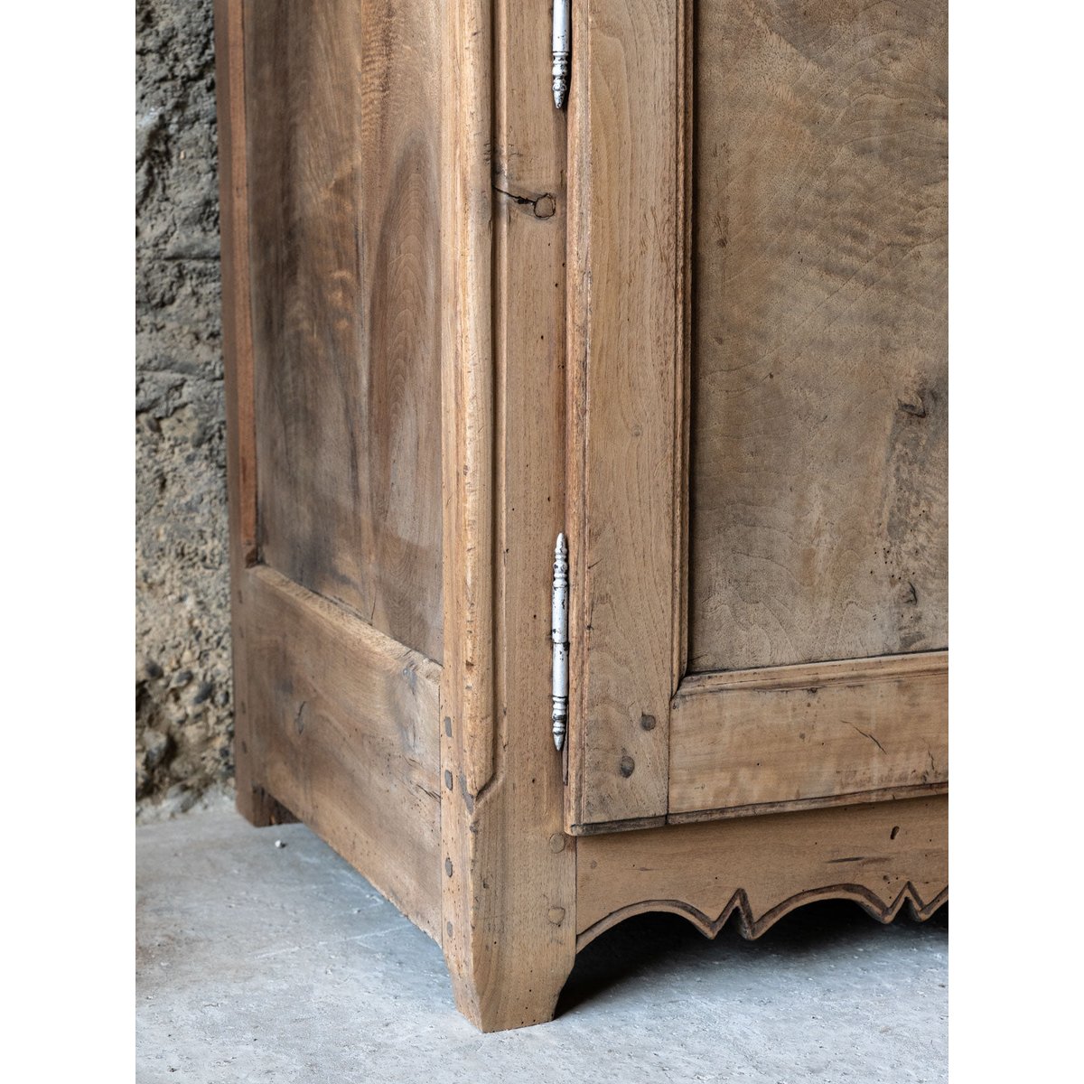Buffet sculpté en noyer Gilbert N°1871 - Bon état bois clair, DEBONGOUT