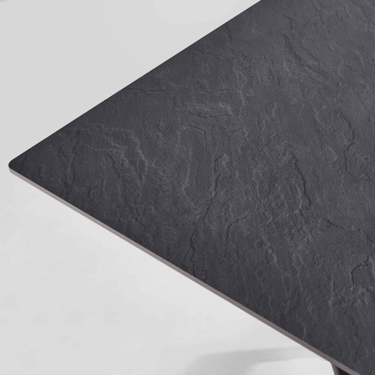 Table 60x60 cm inclinable stratifiée avec pied noir et chaises en métal, OPERA ardoise gris, OVIALA