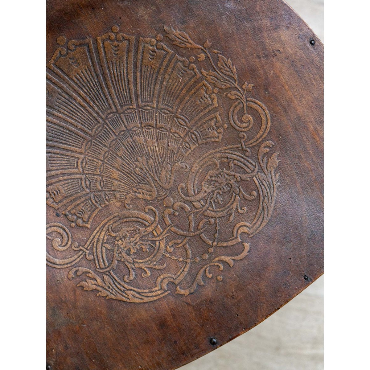 Paire de chaises sculptées en bois Claude N°1676 - Bon état bois foncé, DEBONGOUT