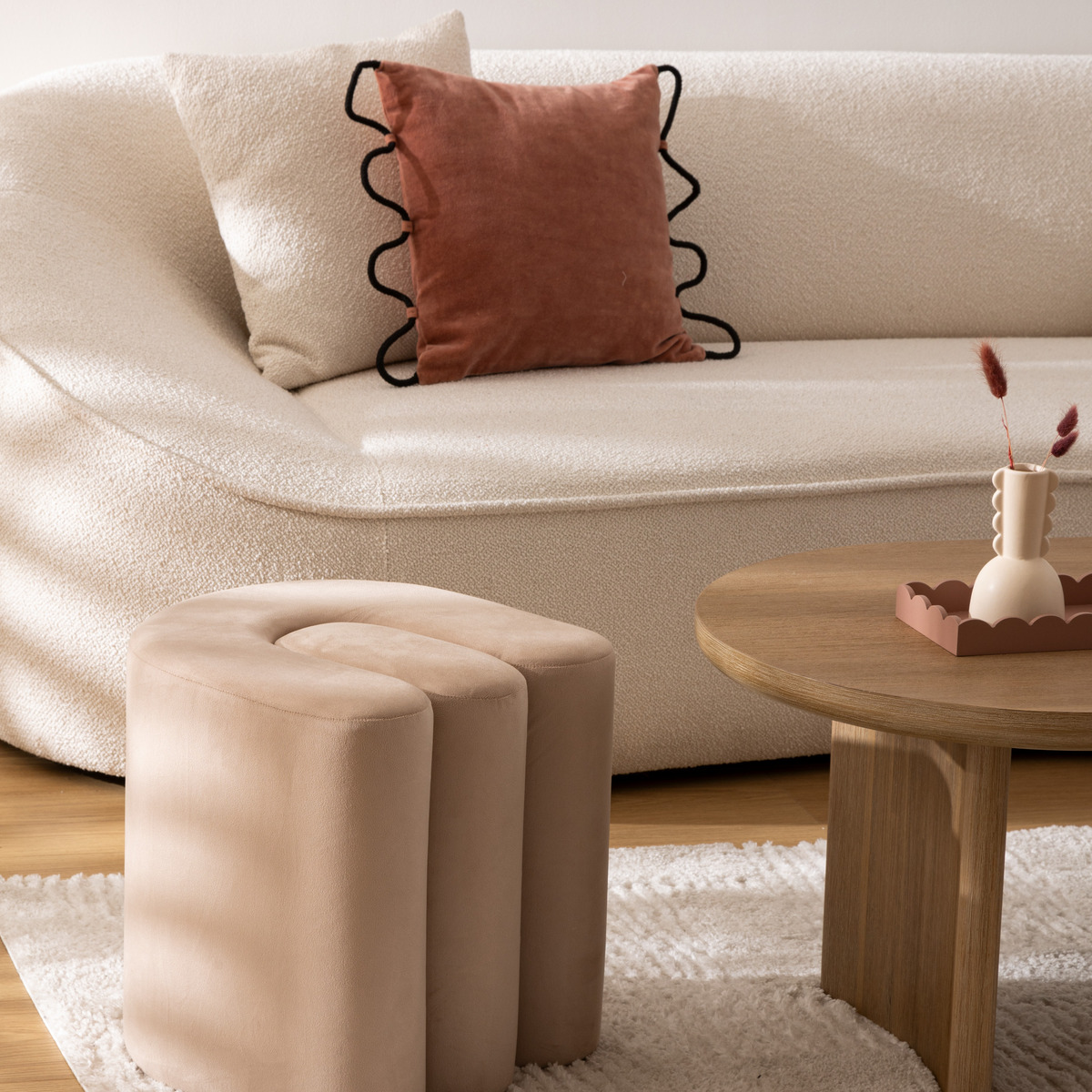 Pouf forme organique en velours BOLAN beige, ATMOSPHERA