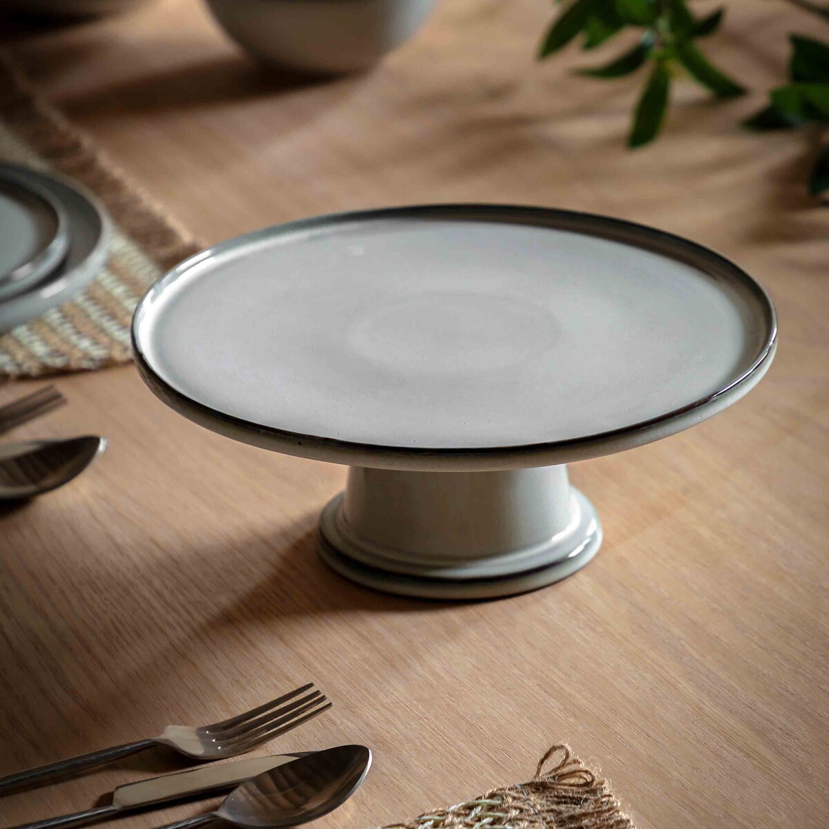 Reactive Glaze Cake Stand in Pale Grey grey, ÉDITÉ